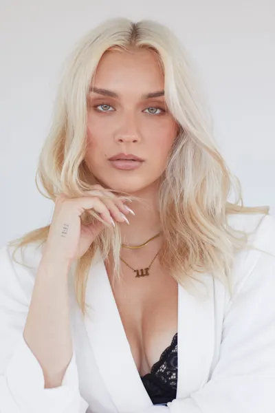 Tina Skrzypiec, photographed by Anna Fowler